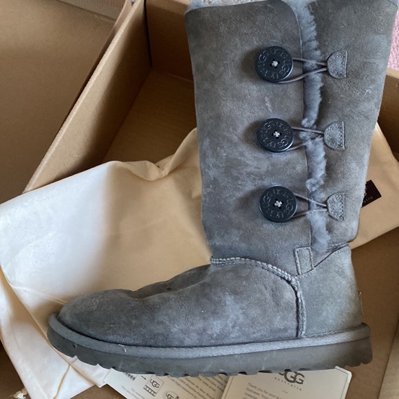 UGG GRAY BOOTS WITH BUTTONS INCLUDES DUST BAG AND AUTHENTICITY CARDS SIZE 6 - Picture 5 of 9